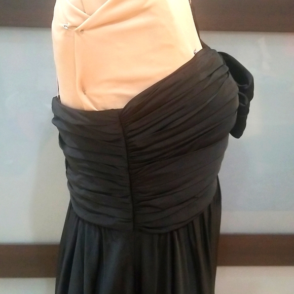 Elegant Gown - Picture 9 of 12